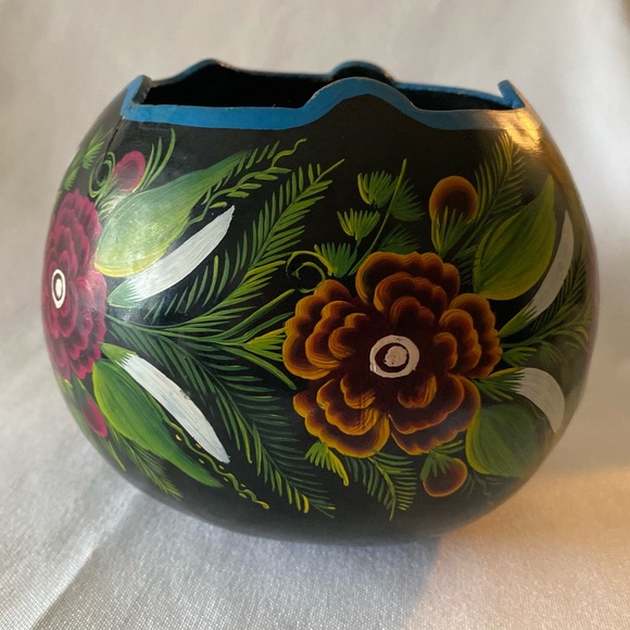 Gorgeous Vintage Folk Art Hand Painted Floral Gourd Trinket Box with Lid - Picture 9 of 16